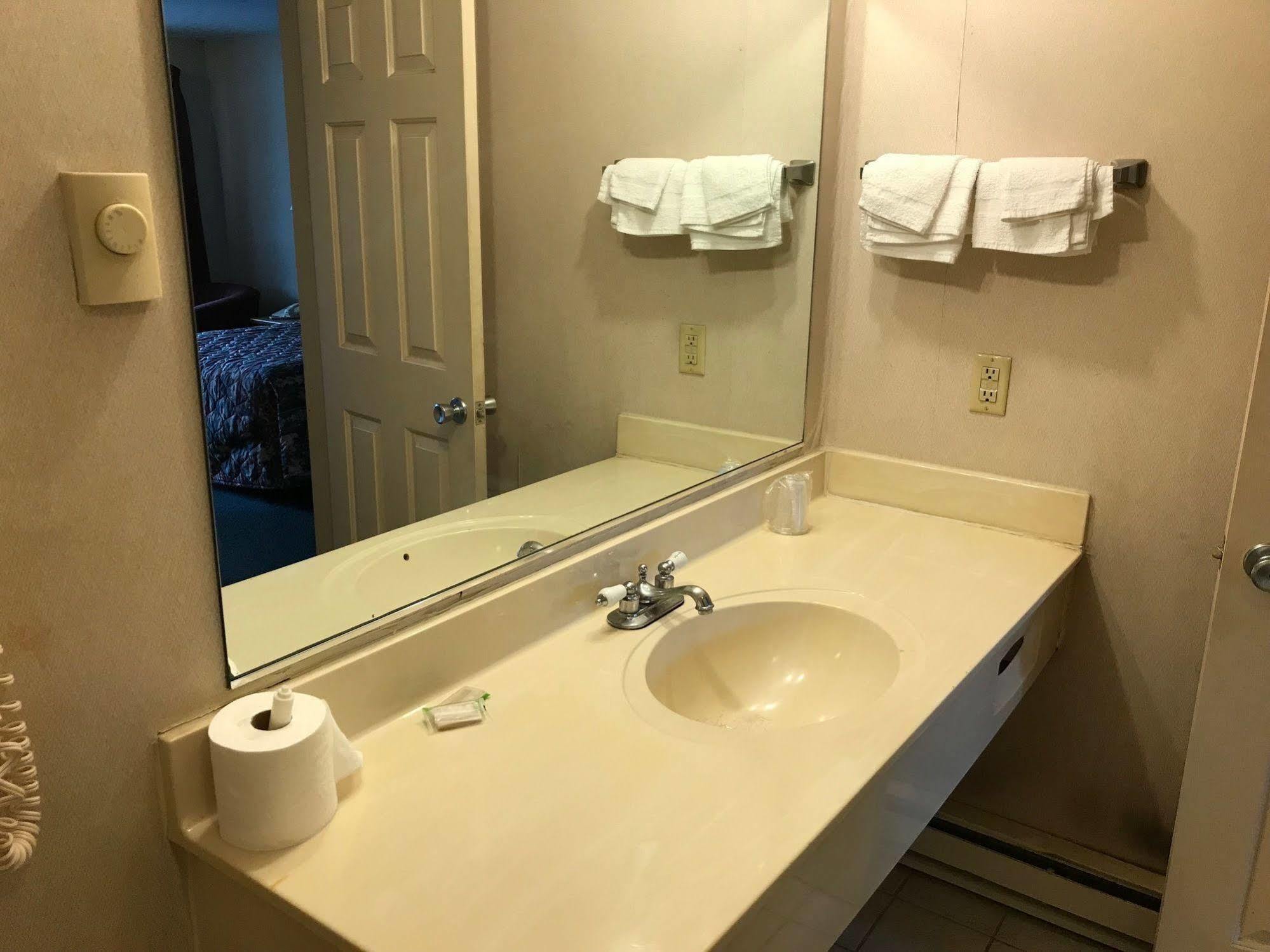 Economy Lodge 682 Main St Sturbridge Eksteriør bilde
